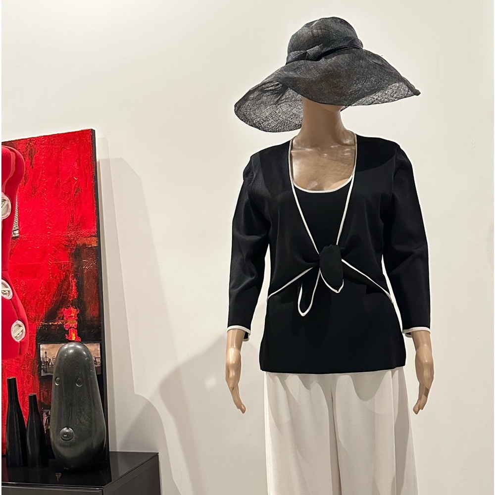 Top, Dana Buchanan size L, black white trims, front tie. 3/4 sleeves, side slits